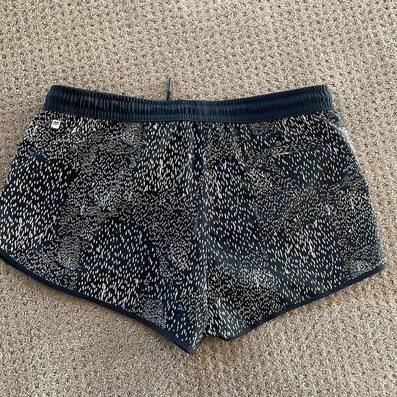 Fabletics shorts - Picture 3 of 3